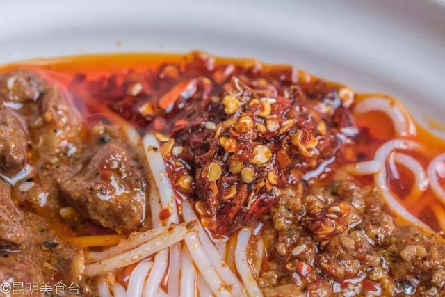 实拍昆明夜生活，昆明被各种娱乐场所包围的早餐店