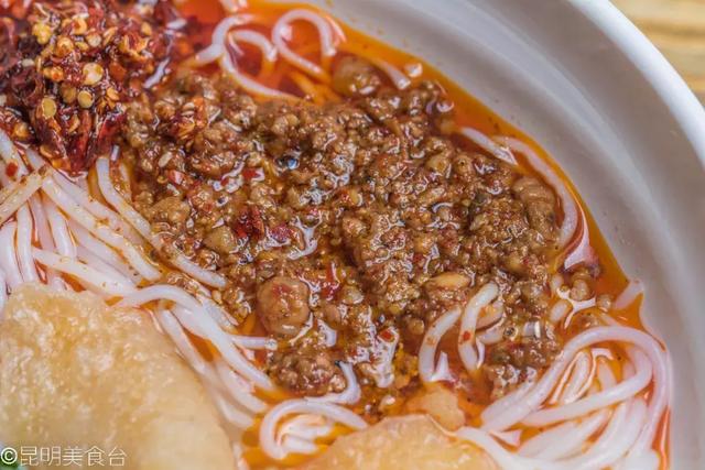 实拍昆明夜生活，昆明被各种娱乐场所包围的早餐店