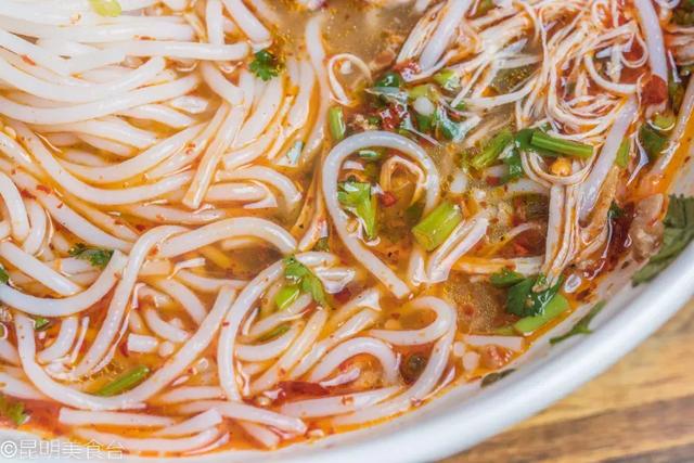 实拍昆明夜生活，昆明被各种娱乐场所包围的早餐店