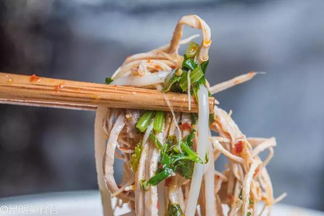 实拍昆明夜生活，昆明被各种娱乐场所包围的早餐店