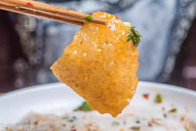 实拍昆明夜生活，昆明被各种娱乐场所包围的早餐店