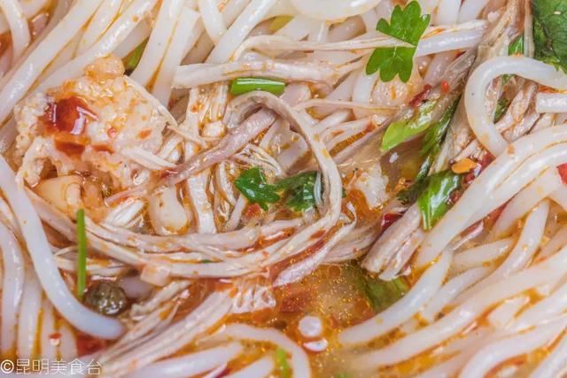 实拍昆明夜生活，昆明被各种娱乐场所包围的早餐店