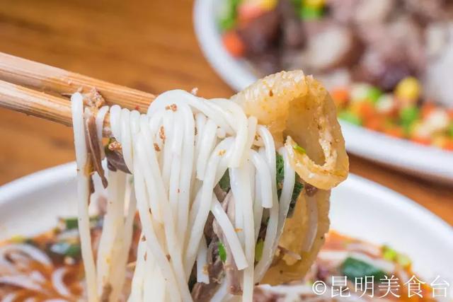 实拍昆明夜生活，昆明被各种娱乐场所包围的早餐店