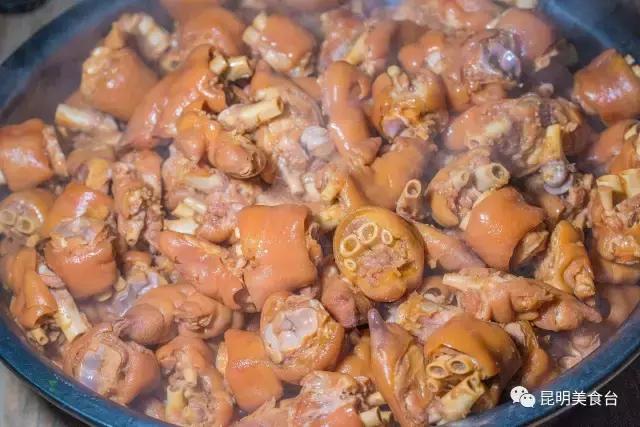 实拍昆明夜生活，昆明被各种娱乐场所包围的早餐店