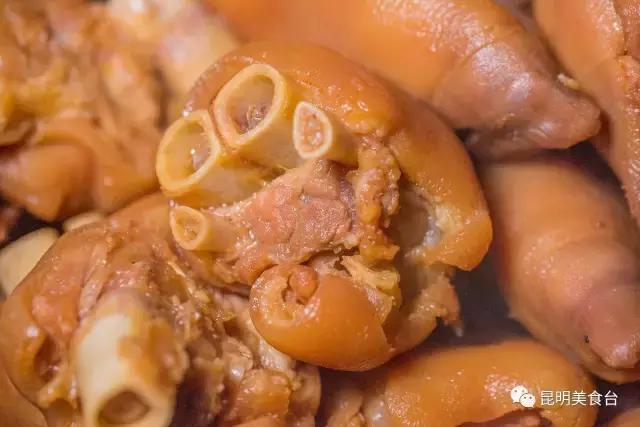 实拍昆明夜生活，昆明被各种娱乐场所包围的早餐店