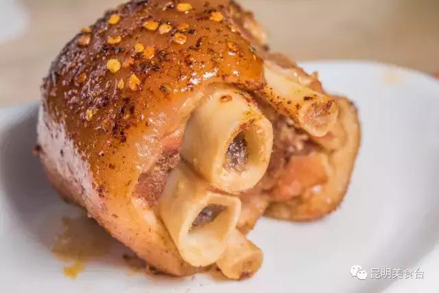 实拍昆明夜生活，昆明被各种娱乐场所包围的早餐店