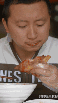 实拍昆明夜生活，昆明被各种娱乐场所包围的早餐店