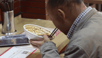 实拍昆明夜生活，昆明被各种娱乐场所包围的早餐店