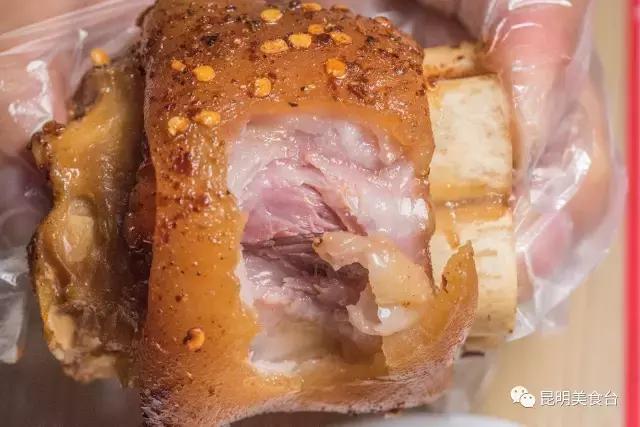 实拍昆明夜生活，昆明被各种娱乐场所包围的早餐店