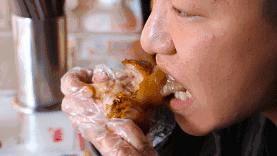 实拍昆明夜生活，昆明被各种娱乐场所包围的早餐店