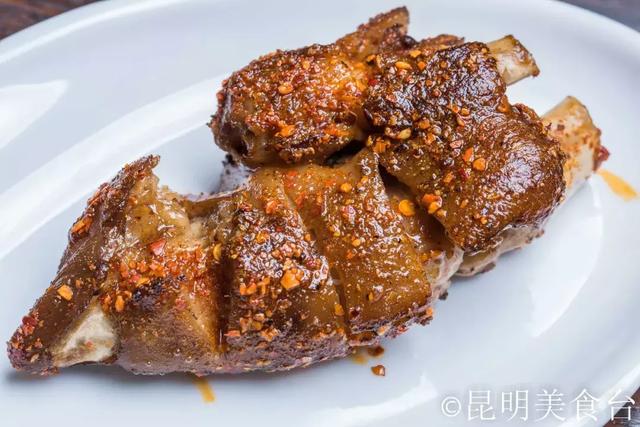 实拍昆明夜生活，昆明被各种娱乐场所包围的早餐店