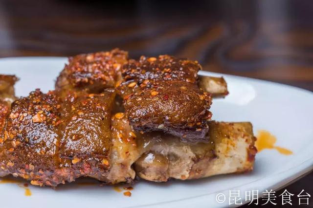 实拍昆明夜生活，昆明被各种娱乐场所包围的早餐店