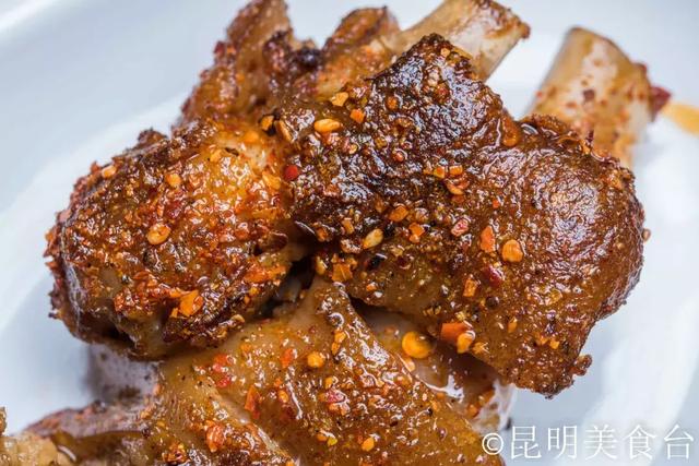 实拍昆明夜生活，昆明被各种娱乐场所包围的早餐店