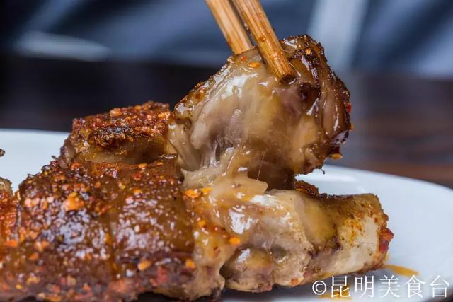 实拍昆明夜生活，昆明被各种娱乐场所包围的早餐店