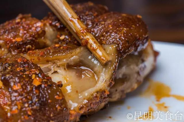 实拍昆明夜生活，昆明被各种娱乐场所包围的早餐店