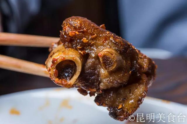 实拍昆明夜生活，昆明被各种娱乐场所包围的早餐店