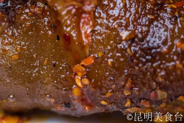 实拍昆明夜生活，昆明被各种娱乐场所包围的早餐店