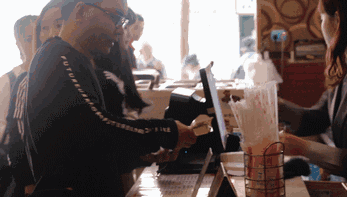 实拍昆明夜生活，昆明被各种娱乐场所包围的早餐店