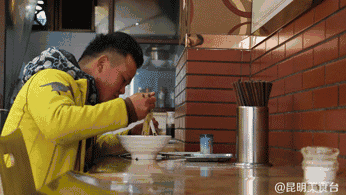 实拍昆明夜生活，昆明被各种娱乐场所包围的早餐店