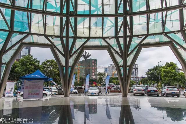 实拍昆明夜生活，昆明被各种娱乐场所包围的早餐店