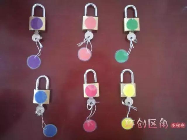 自制简易小玩具，简单小玩具制作教程（小朋友新玩具差点变身诸葛连弩的自动弹珠机）