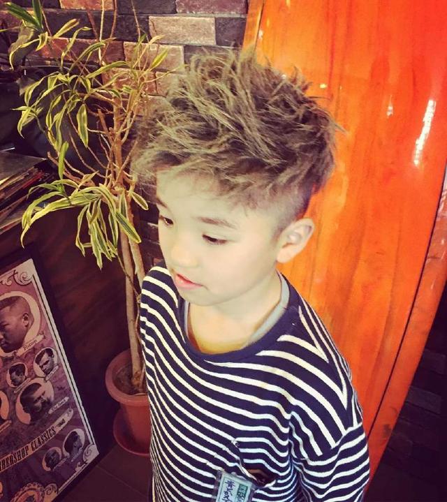 六一儿童节发型最新，六一儿童节小朋友什么发型（39岁蒋欣六一节扎哪吒头卖萌）