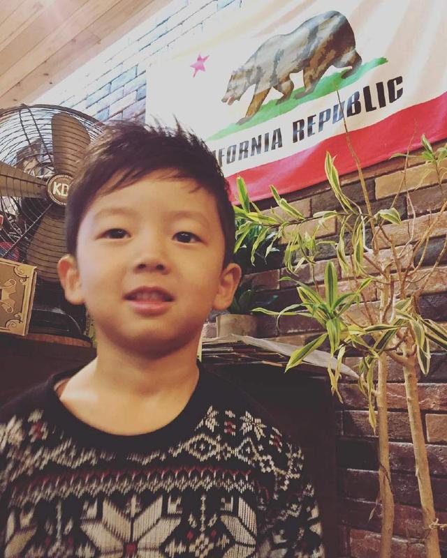 六一儿童节发型最新，六一儿童节小朋友什么发型（39岁蒋欣六一节扎哪吒头卖萌）