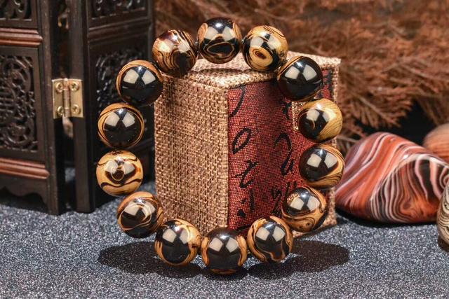 比金丝楠木还价值不菲的海中神木究竟为什么如此火爆，石楠木为什么贵