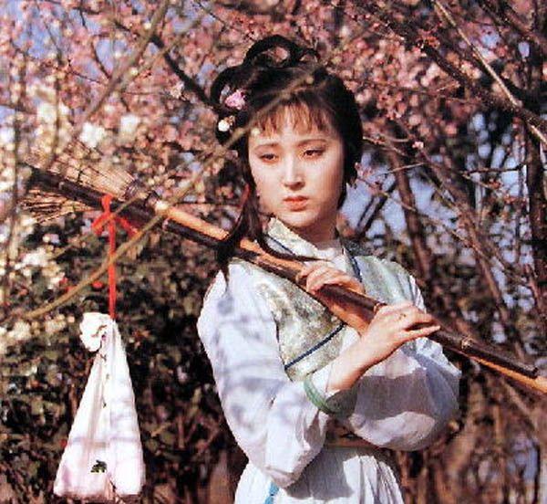 黛玉和宝玉两种葬花方式的意蕴，今日芒种黛玉葬花