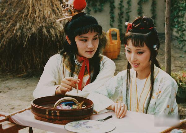 黛玉和宝玉两种葬花方式的意蕴，今日芒种黛玉葬花