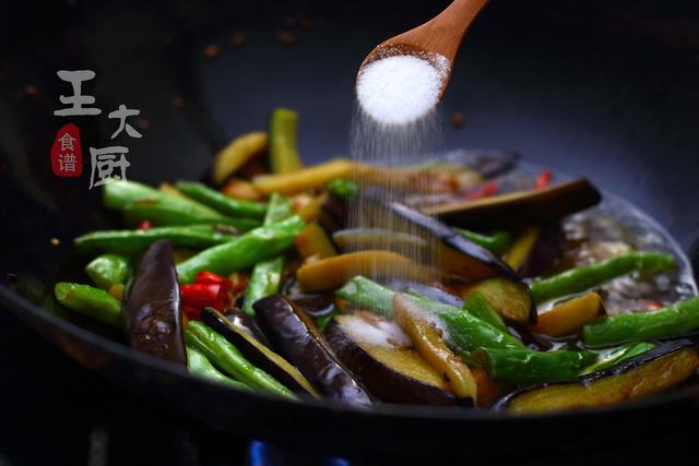 茄子豆角的家常做法，茄子炒豆角 家常做法大全（教你豆角茄子超下饭做法）