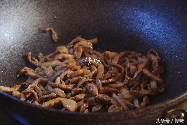 肉丝炒蒜薹详细做法，最忌直接下锅炒