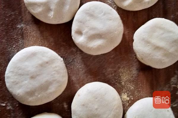 如何做糯米豆沙饼软糯好吃，一小碗糯米一小碗面粉