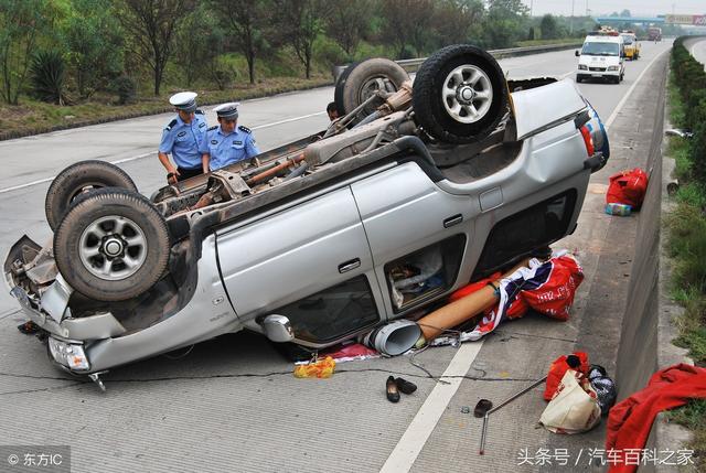 汽车以多快的速度行驶，突然打死方向会翻车