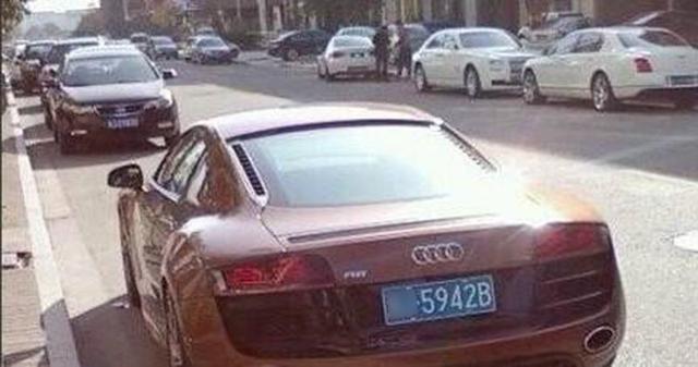 白底黑字车牌是什么车牌，黄底车牌白底车牌