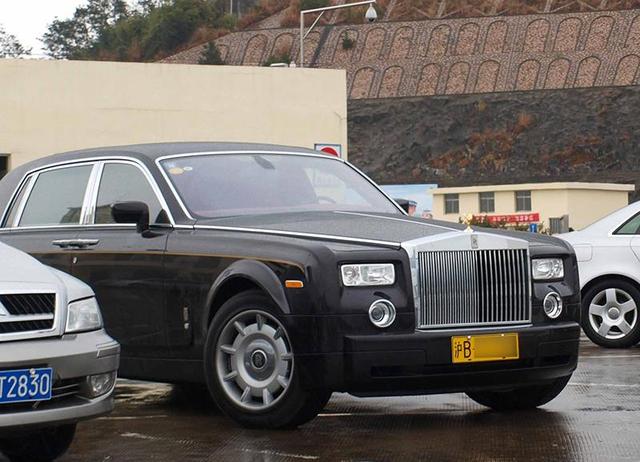 白底黑字车牌是什么车牌，黄底车牌白底车牌