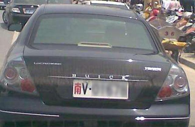 白底黑字车牌是什么车牌，黄底车牌白底车牌