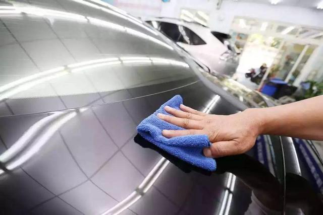 自己给汽车抛光打蜡流程，原来给车打蜡这么简单