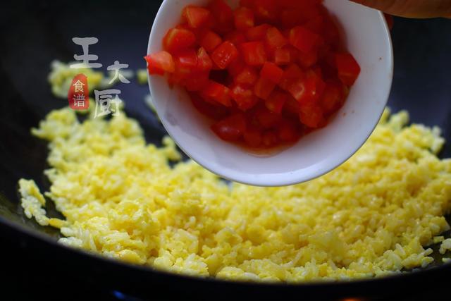 番茄蛋包饭的饭是怎么炒的，番茄蛋包饭——简简单单尝试新花样~好看又好吃get