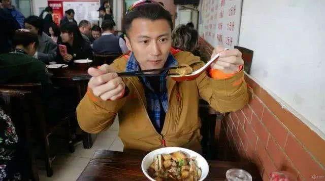 贵州牛瘪火锅制作，一道令人“反胃”的黑暗料理