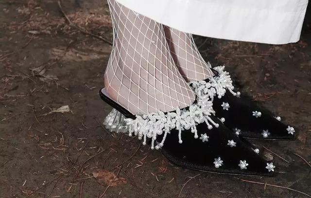 怎么挑舒适的高跟鞋，让女人又爱又恨的高跟鞋