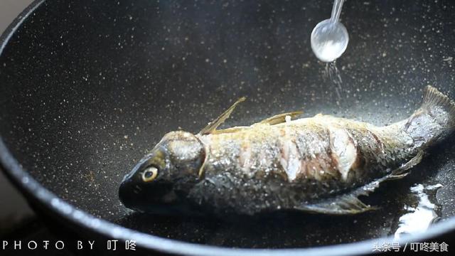 鲫鱼汤如何做出来又白又香无腥味，教你鲫鱼汤的正确做法