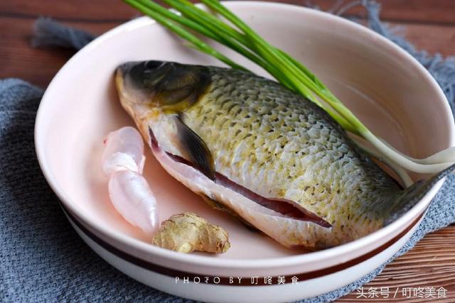 鲫鱼汤如何做出来又白又香无腥味，教你鲫鱼汤的正确做法
