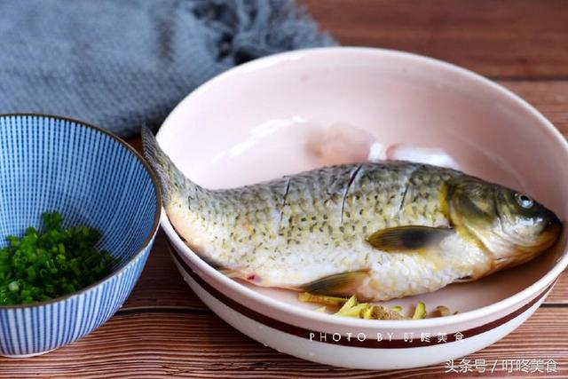 鲫鱼汤如何做出来又白又香无腥味，教你鲫鱼汤的正确做法