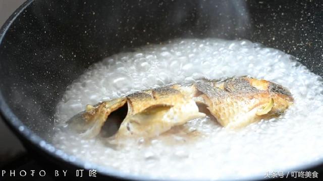 鲫鱼汤如何做出来又白又香无腥味，教你鲫鱼汤的正确做法