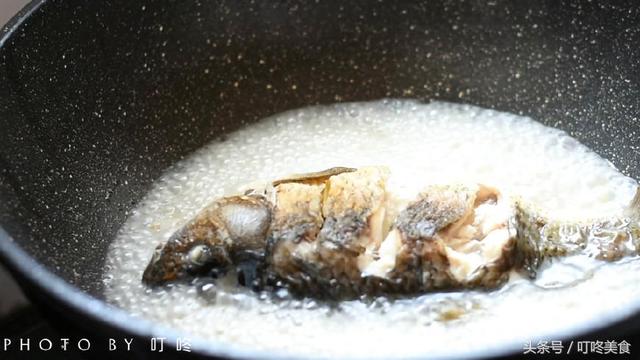 鲫鱼汤如何做出来又白又香无腥味，教你鲫鱼汤的正确做法