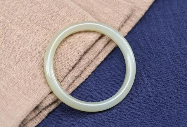 女人戴玉镯的禁忌，玉手镯佩戴有什么讲究和禁忌