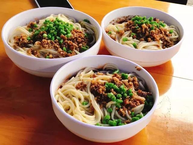 成都城南网红美食一条街，生母为了她放弃生命56岁因癌症异国去世