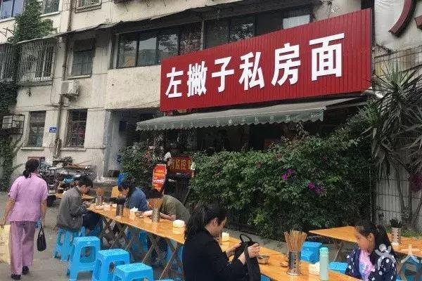 成都城南网红美食一条街，生母为了她放弃生命56岁因癌症异国去世