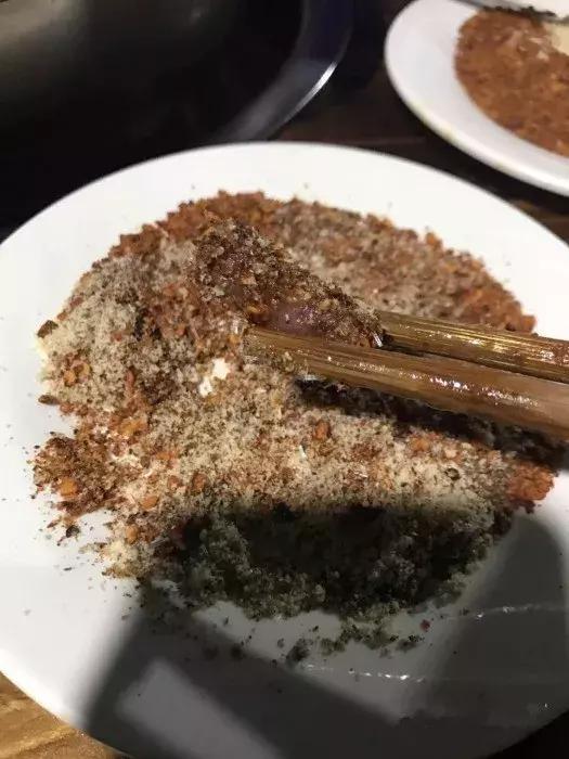 成都城南网红美食一条街，生母为了她放弃生命56岁因癌症异国去世